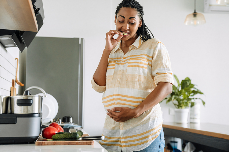 ¿Puede comer una mujer embarazada salsa de queso?