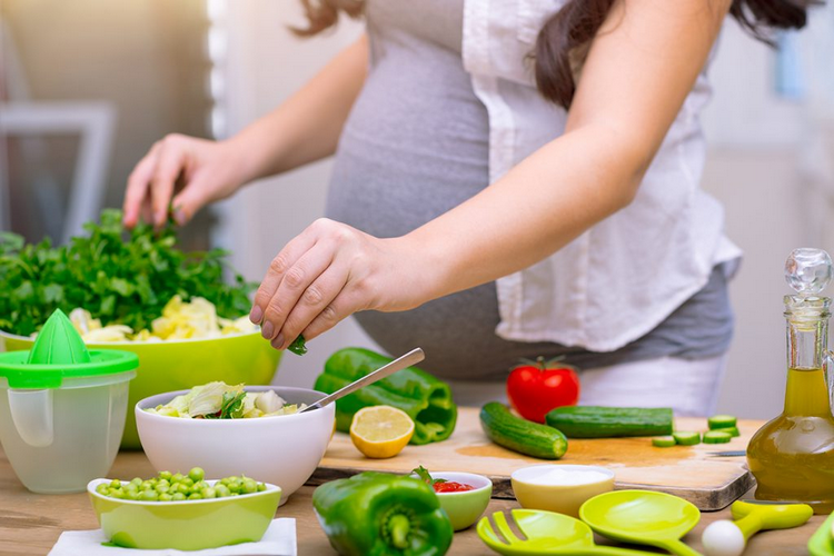 ¿Puede comer una mujer embarazada pistachos tostados y salados?