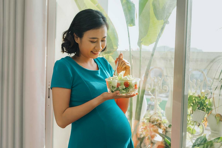 ¿Puede comer una mujer embarazada garbanzos verdes?