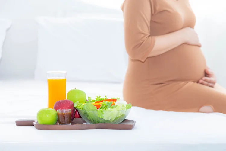 ¿Puede comer una mujer embarazada manzana?
