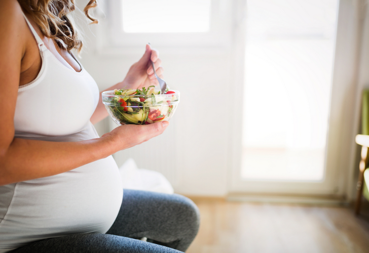 ¿Puede comer una mujer embarazada salsa de queso?