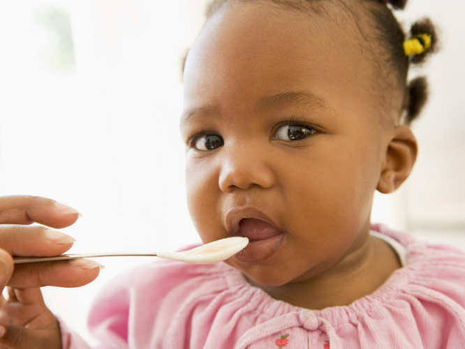 ¿A partir de cuantos meses puede un bebe comer salami?