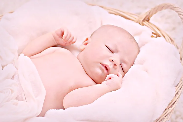 Por qué mi bebe grita dormido