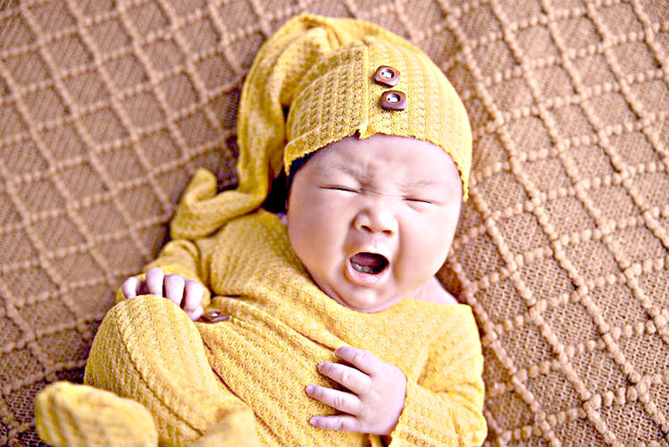 Por qué un bebe hace fuerza para hacer popo