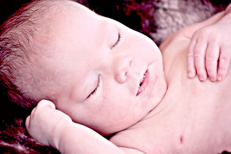 Por qué mi bebe grita dormido